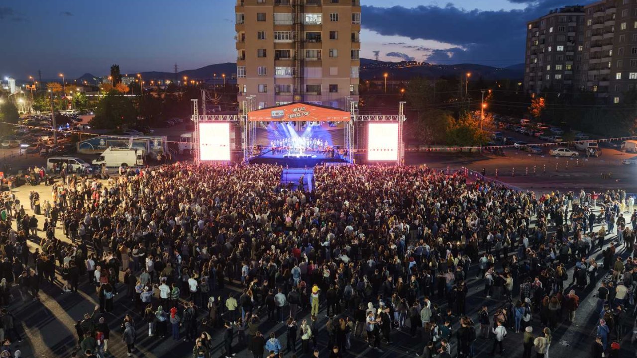 Konya Selçuklu’da 90’lar rüzgarı! Nostalji dolu konser müzikseverleri büyüledi!