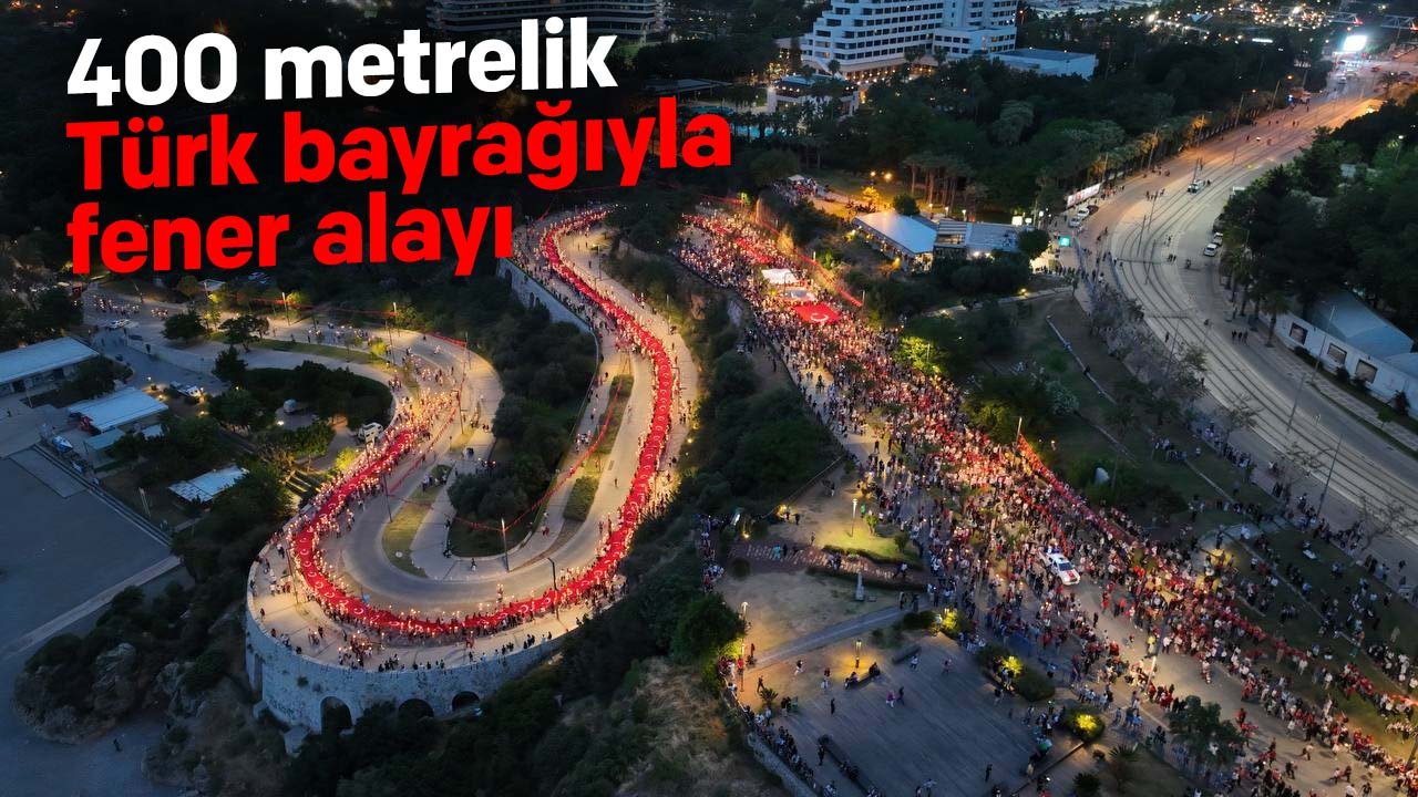 Antalya'da 400 metrelik Türk bayrağıyla fener alayı düzenlendi