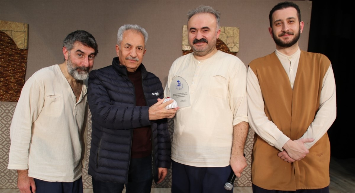 "Ziyafet Sofrası" Akşehirli Tiyatro Severlerle buluştu