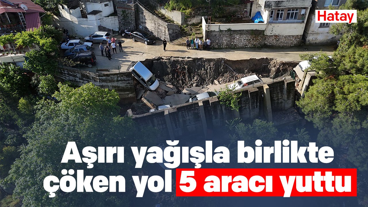 Aşırı yağışla birlikte yol çöktü: 5 aracı yuttu