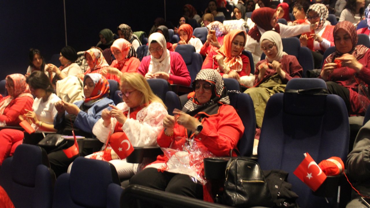 Örgü ve Sinema aynı etkinlikte buluştu! 85 Kadın Türk Bayrağı Motifi Ördü