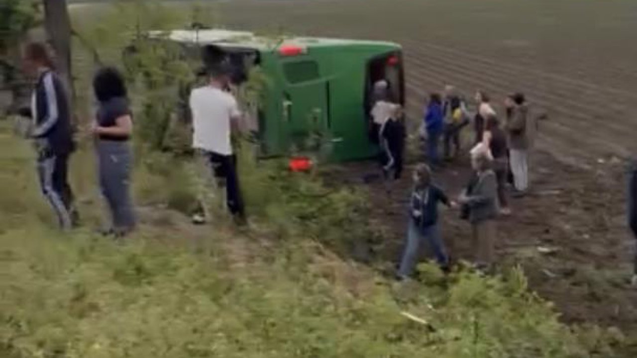Çanakkale’de yolcu otobüsü tarlaya devrildi! Çok sayıda yaralı var
