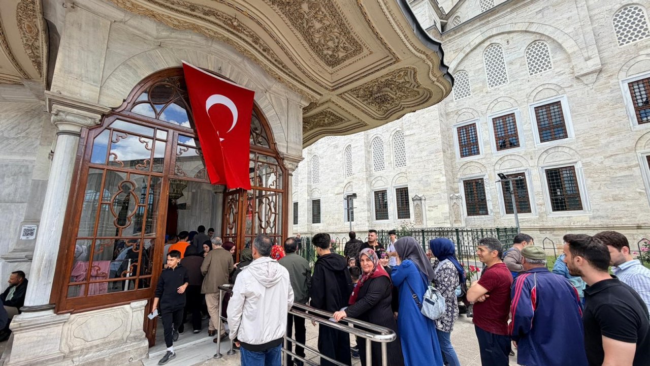 Vatandaşlar İstanbul'un Fethi'nin 573. yıl dönümünde Fâtih Sultan Mehmed Han Türbesi'nde yoğunluk oluşturdu