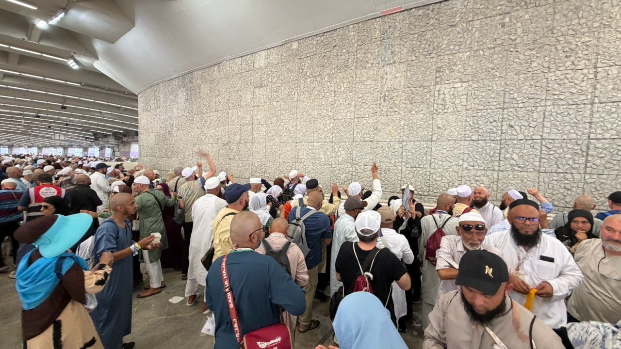 Şeytanı taşladılar, haccı tamamladılar