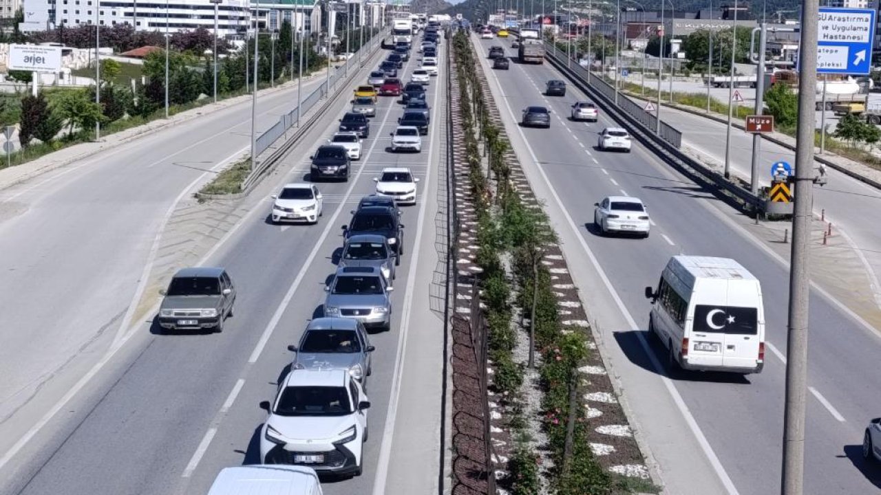 Konya’ya dönüş başladı! Afyonkarahisar’da bayram trafiği kilitlendi, kilometrelerce araç kuyruğu oluştu