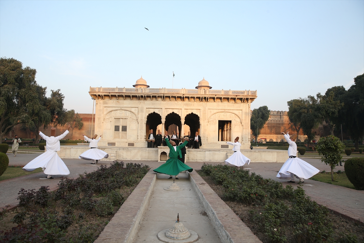 Türk Semazenler Pakistan’da Sema İcra Etti