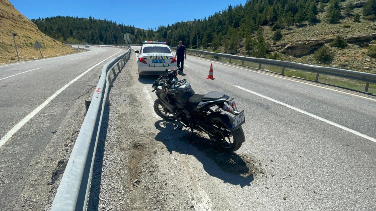Karaman'da kontrolden çıkan motosiklet bariyerlere çarptı: 1 yaralı!