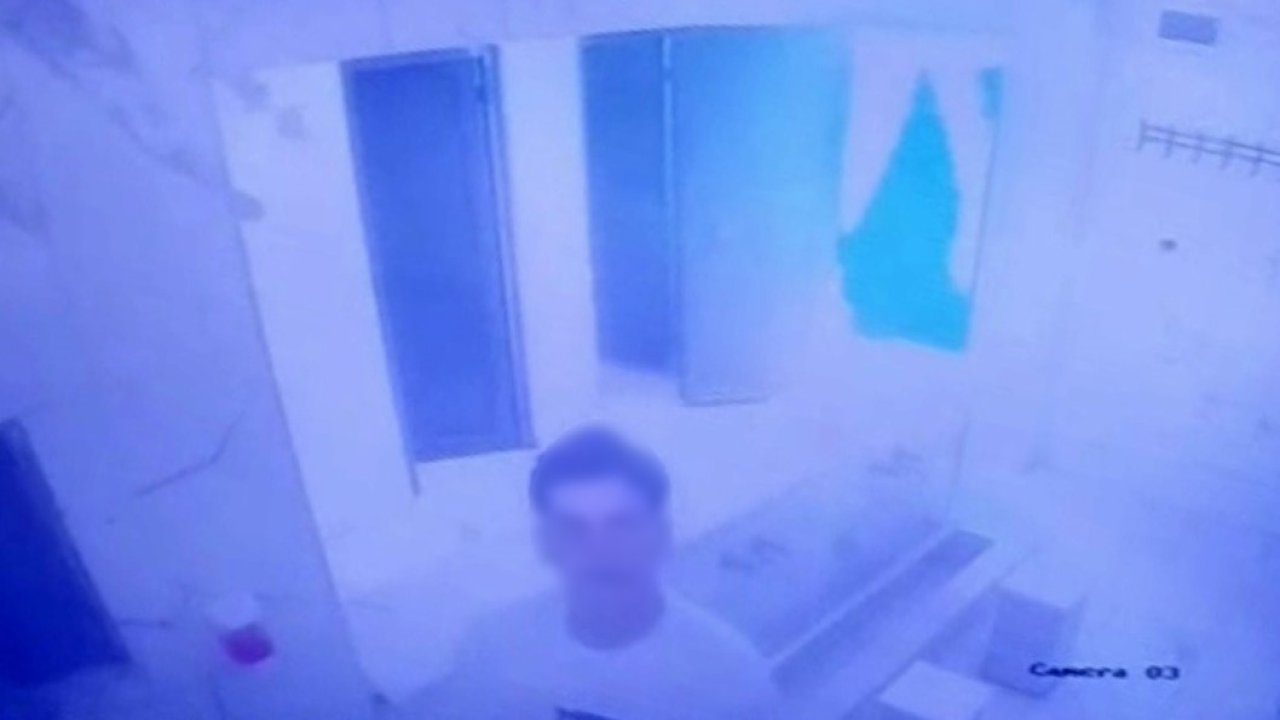 Önce aynada süslendiler, sonra hırsızlık yaptılar! Konya’daki olay kamerada!