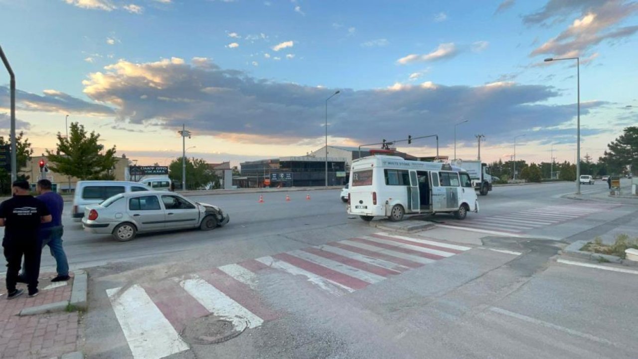 Karaman’da dehşet anları kamerada! Şerit değiştiren otomobile minibüs çarptı, 2 kişi yaralandı