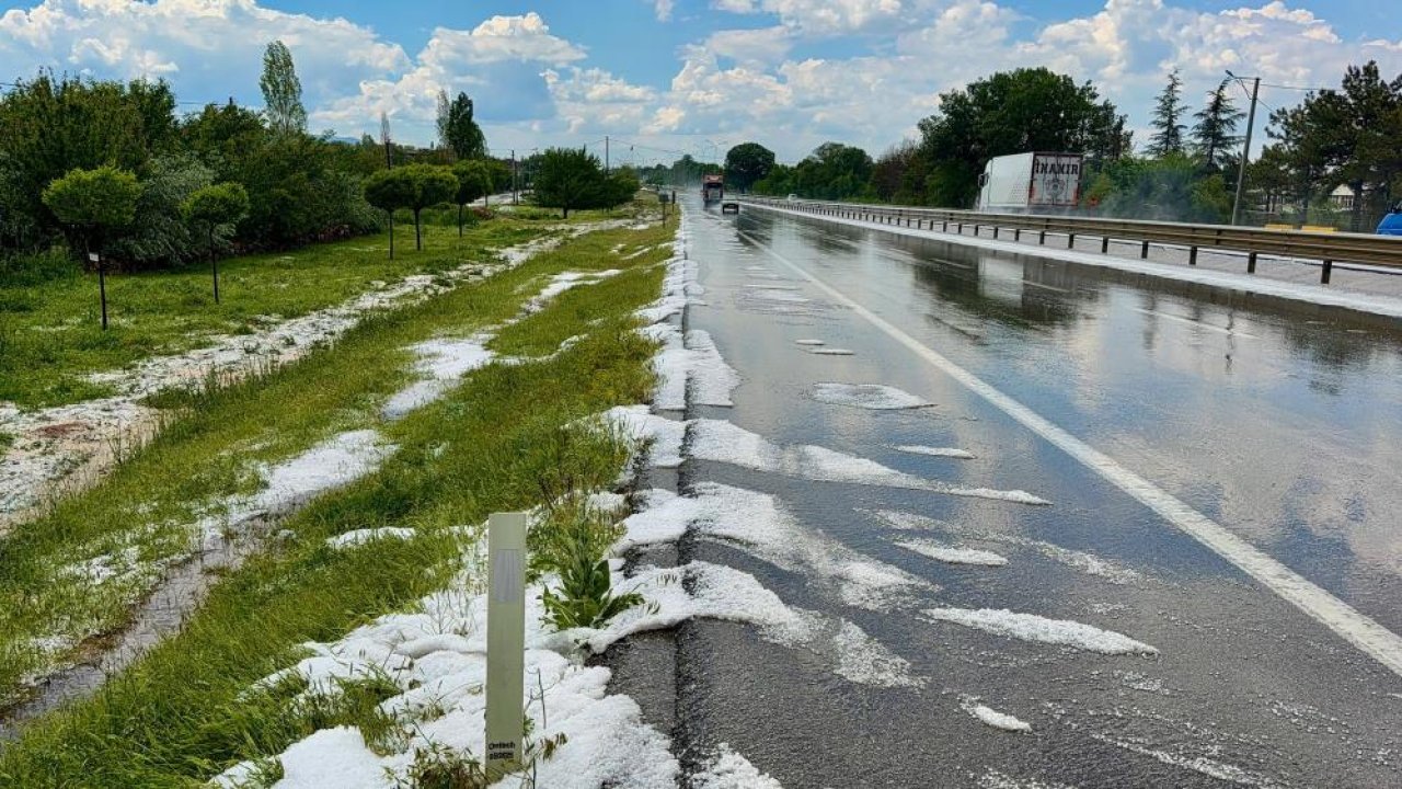 Konya yolunda ceviz büyüklüğünde dolu şoku! Kara yolu bir anda beyaza büründü