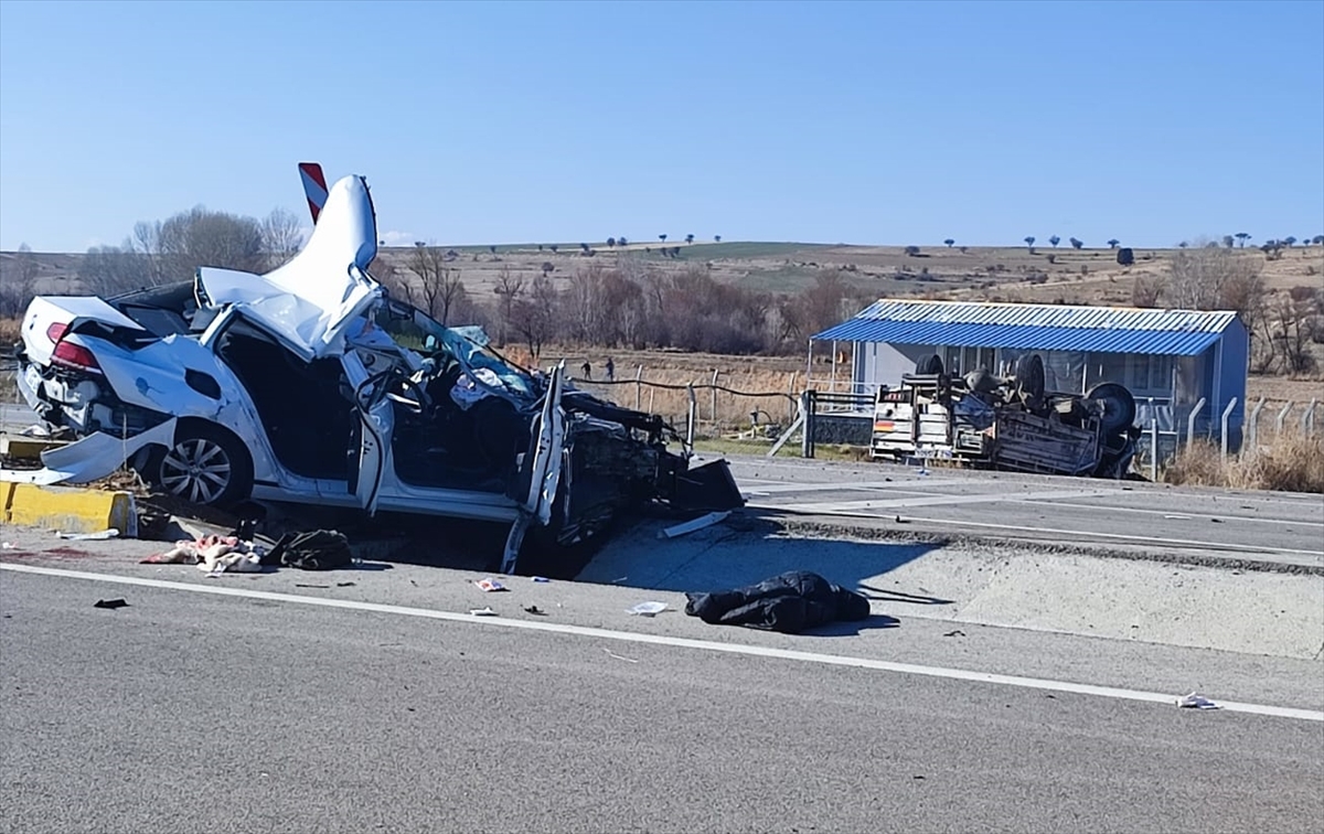 Konya'da otomobille kamyonetin çarpıştığı kazada 1 kişi öldü, 4 kişi yaralandı