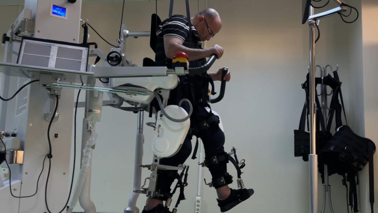 Konya’da felç hastalarına umut olan teknoloji! Beyhekim’e ikinci robotik yürüme sistemi geldi