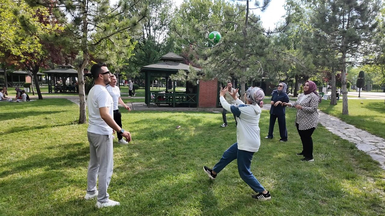 Konya’da hafta sonu manzarası dikkat çekti! Ekranlar kapandı, parklar dolup taştı!