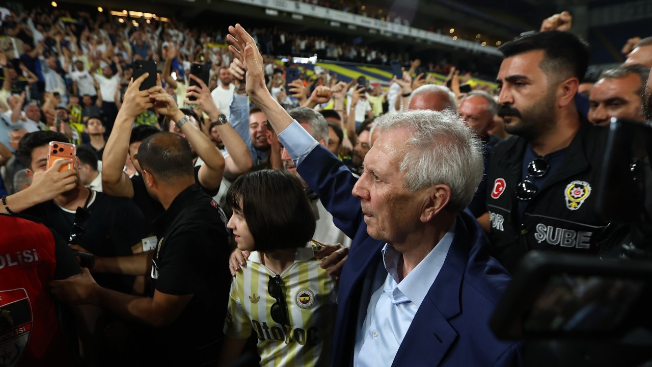 Fenerbahçe'ye yeniden başkan olarak dönen Aziz Yıldırım: Gerekli olan takviyeler neyse 15 gün içinde muhakkak yapacağız