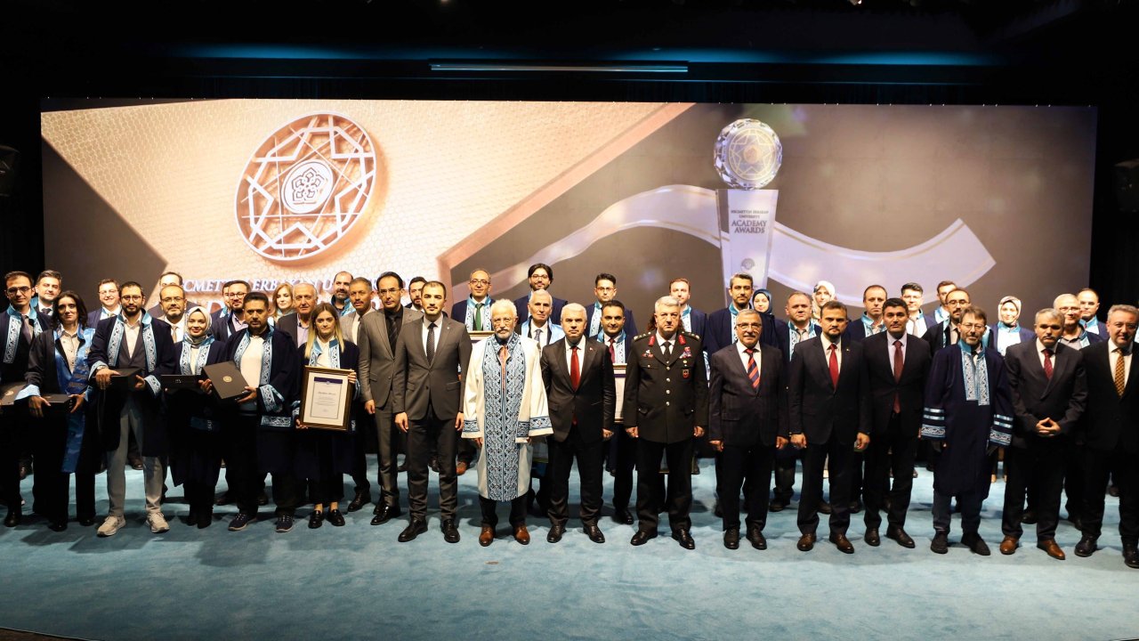 NEÜ’de akademinin en iyileri ödüllendirildi! 6. Akademi Ödülleri sahiplerini buldu!