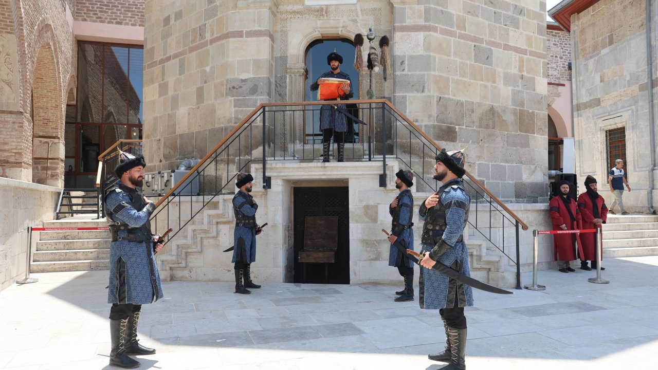 Konya’da tarihe saygının simgesi: Sultanlar Türbesi’nde nöbet değişimi!