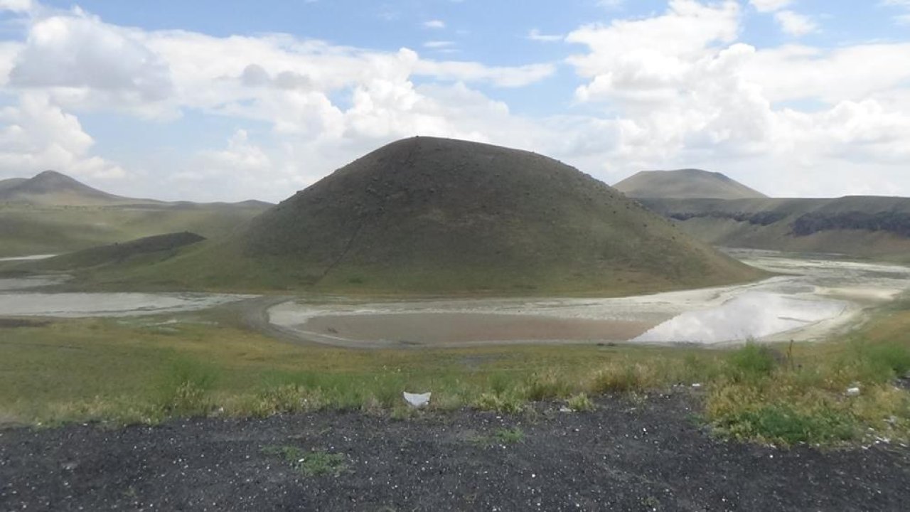 Yağmur yağdı, papatyalar açtı ama Meke Gölü yine dolmadı