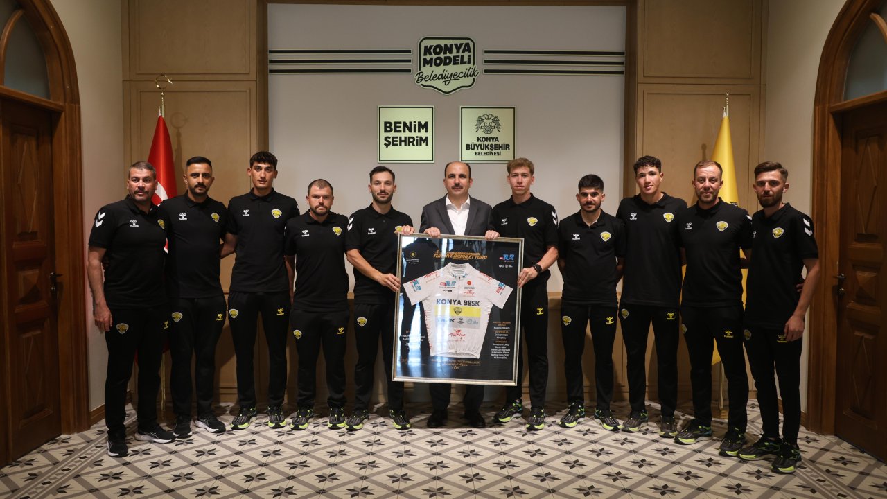 Bisiklet şehri Konya’dan yeni gurur tablosu: Sporculardan Başkan Altay’a ziyaret!