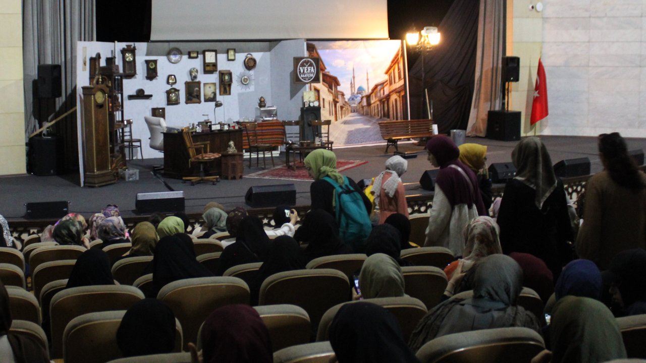 GİF’in tiyatro oyunu tam not aldı