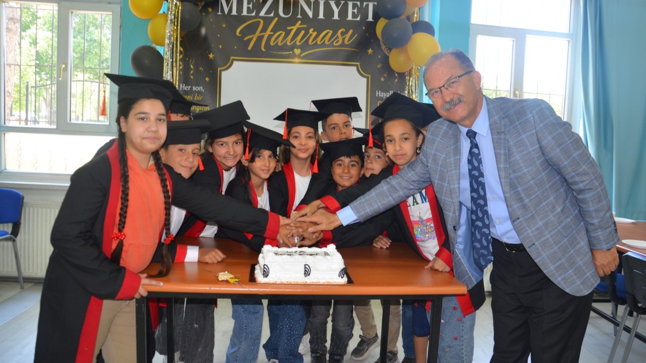 Konya'nın Asırlık Eğitim Çınarı Nesrin ve Ayşegül Kardeşler İlkokulu 99. mezunlarını verdi