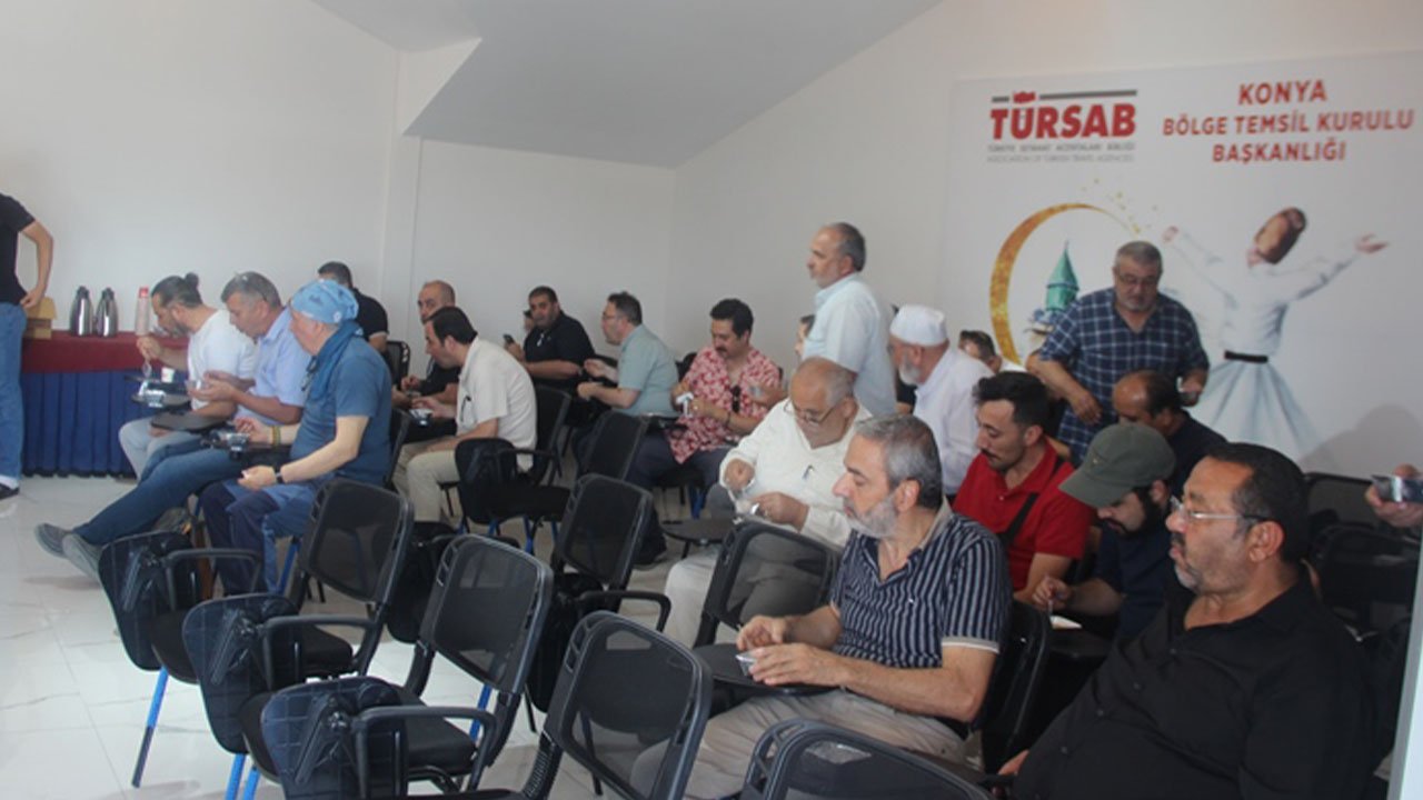 TÜRSAB Konya'da aşure dağıtıldı