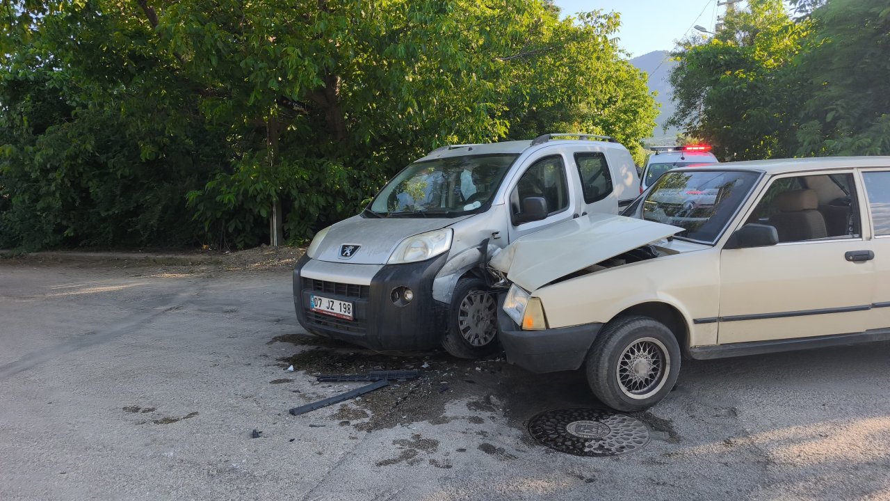 Konya'da hafif ticari araç otomobille çarpıştı: 4 yaralı