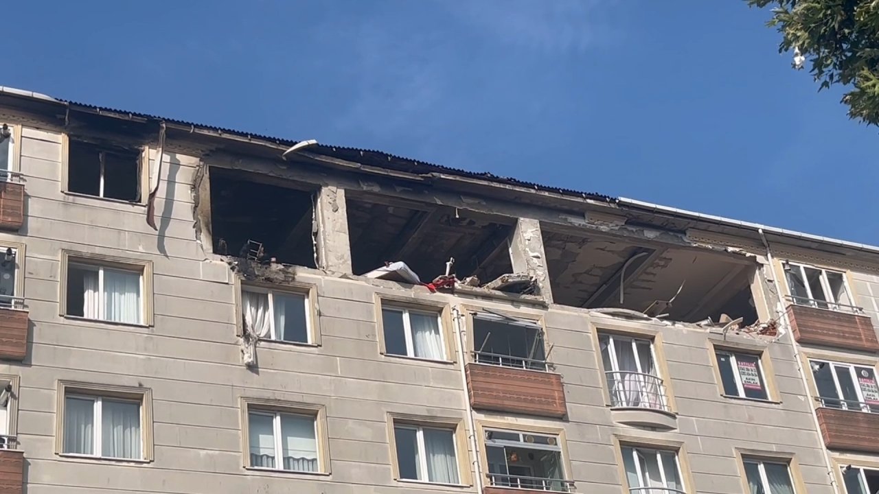 2 kişinin hayatını kaybettiği doğal gaz patlamasının izleri gün ağarınca ortaya çıktı