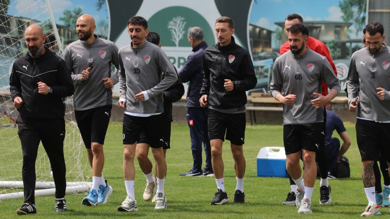 Elazığspor'da tarihi temizlik! 12 futbolcu kulübe veda etti
