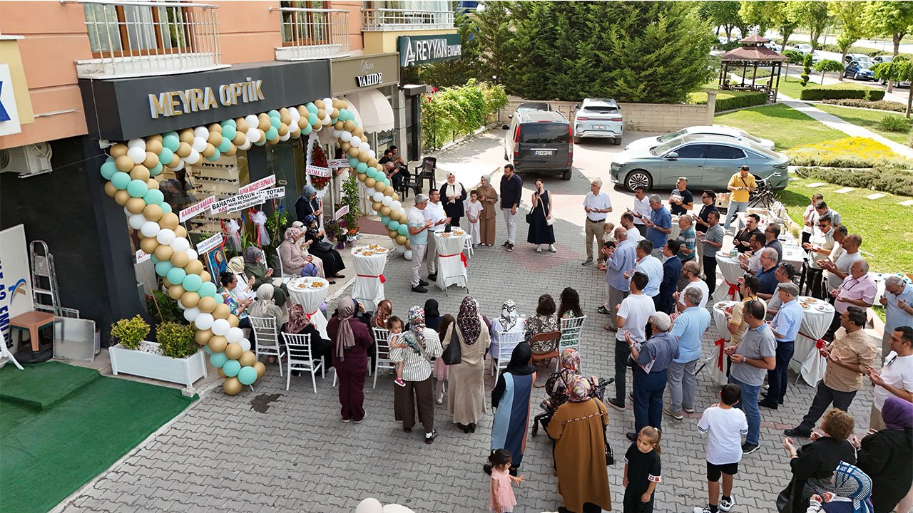 Şefik Can Caddesi’nde Şıklığın Yeni Adresi: Meyra Optik Mütevazi Bir Törenle Kapılarını Açtı!
