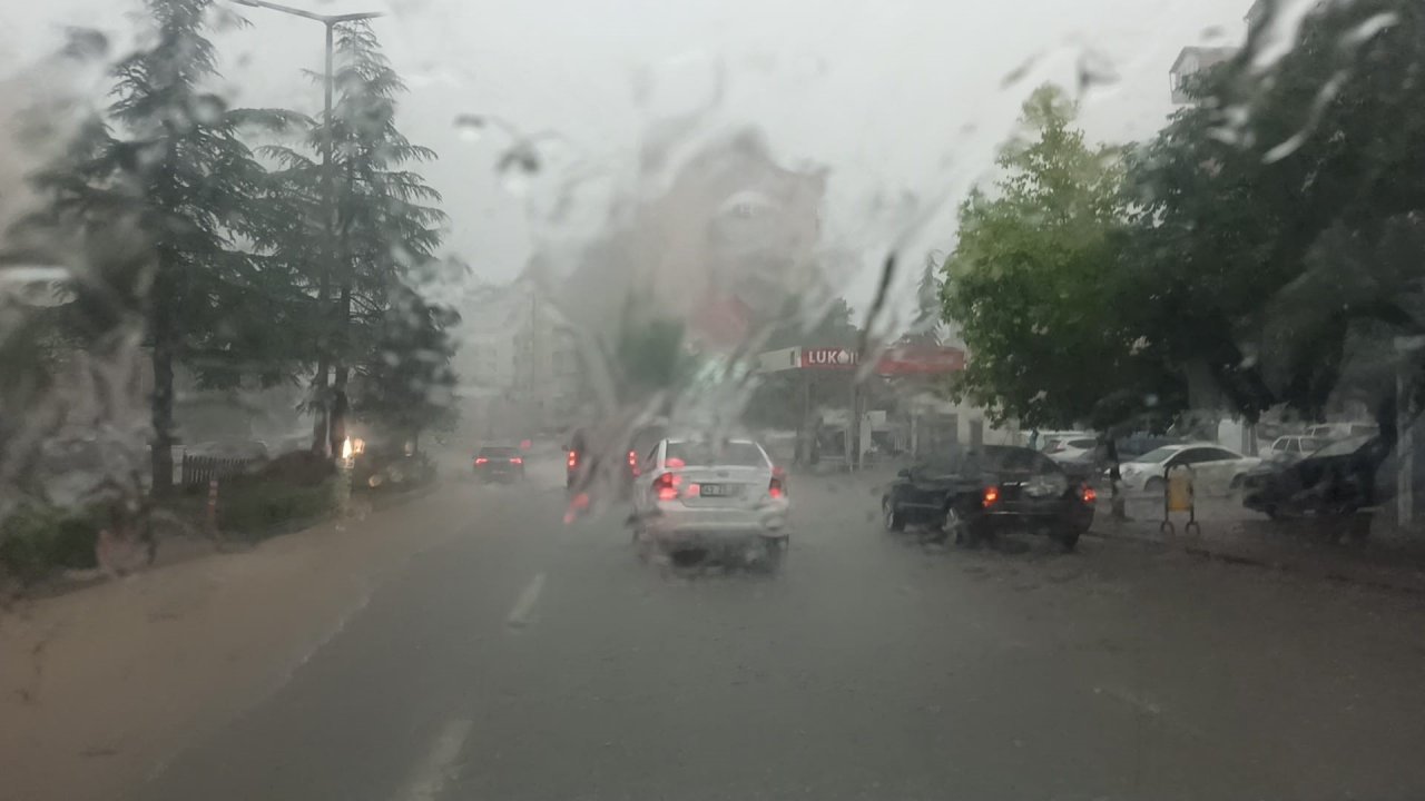 Konya'nın bu ilçesinde sağanak etkili oldu, iş yerlerini su bastı!