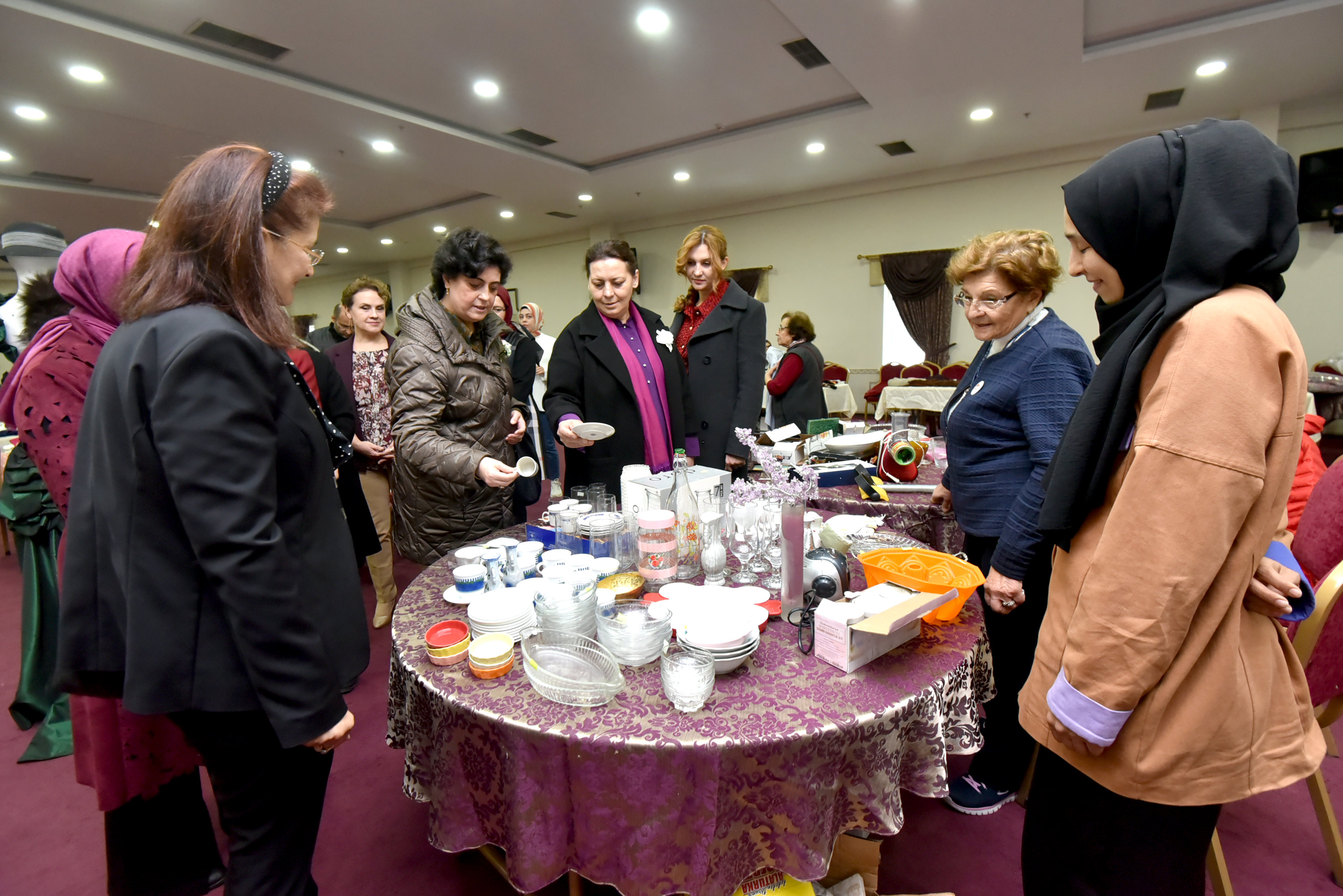Konya Protokolünün Eşlerinden Alzheımer Derneği Hayır Çarşısı Kermesi’ne Ziyaret