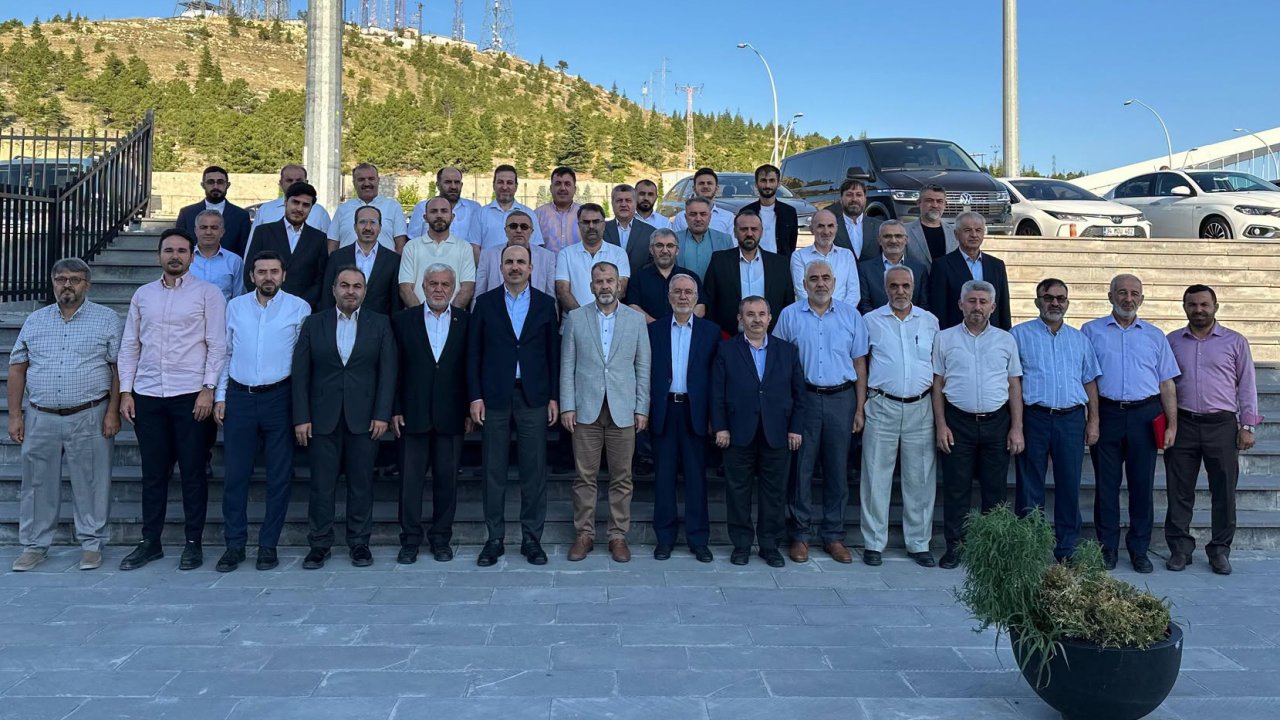 Konya'da görev yeri değişen ilçe müftülerine anlamlı veda! Hizmetleri plaketle taçlandırıldı