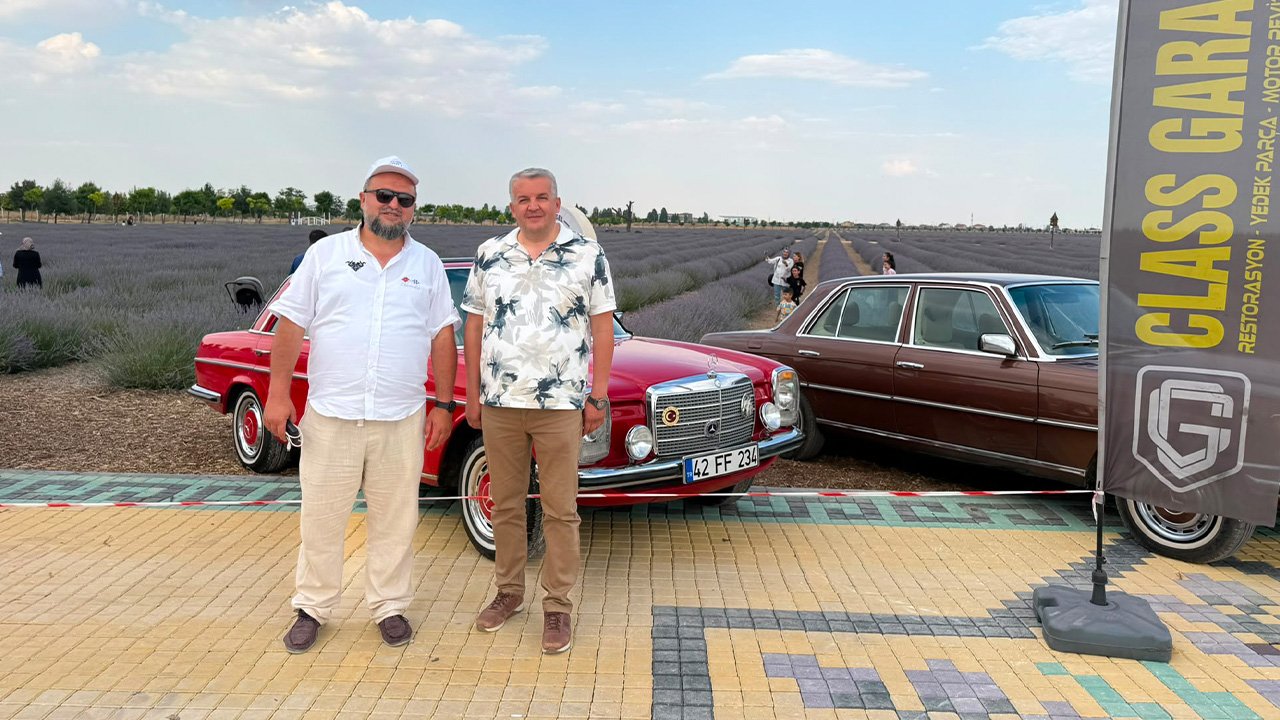 Konya'da klasik otomobiller lavanta bahçesinde ilgi odağı oldu