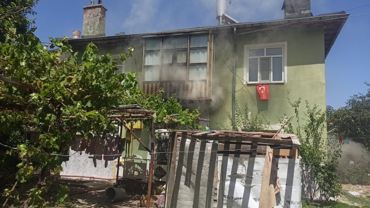 Konya'da evde yangın çıktı, kilitli kalan 5 çocuk kurtarıldı!