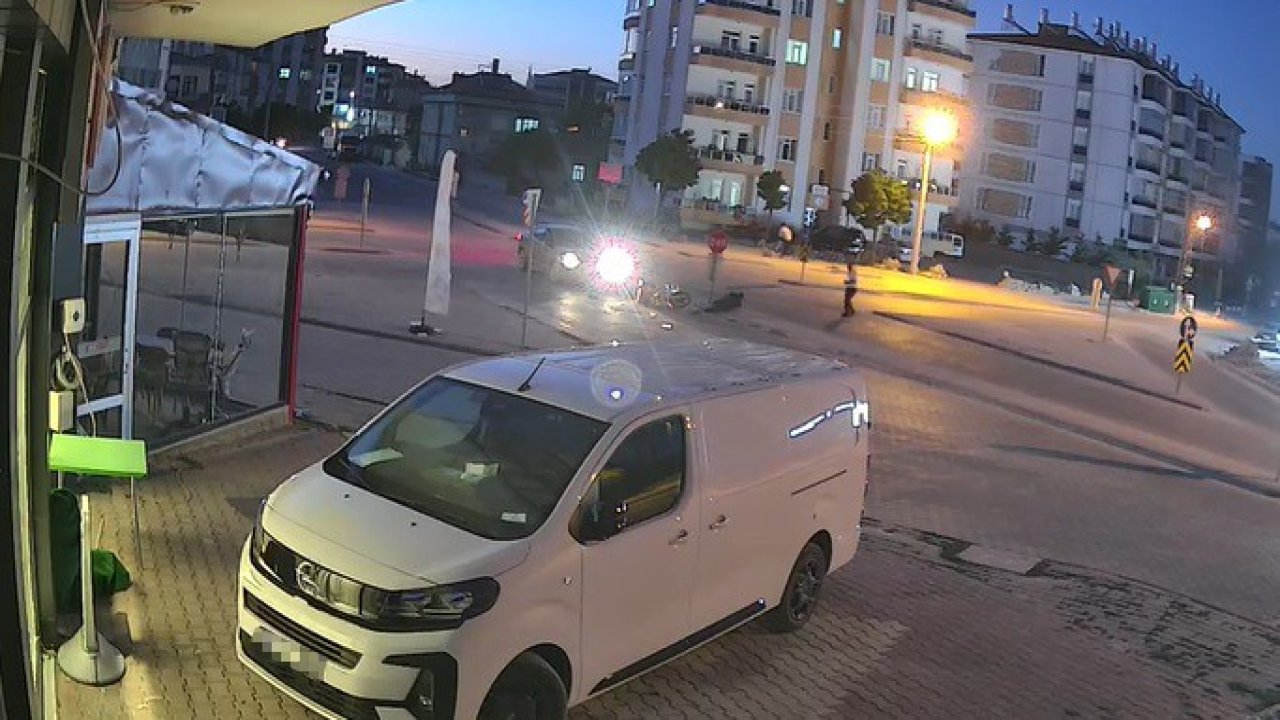 Konya'da kavşakta korkutan çarpışma! motosiklet sürücüsü yola savruldu