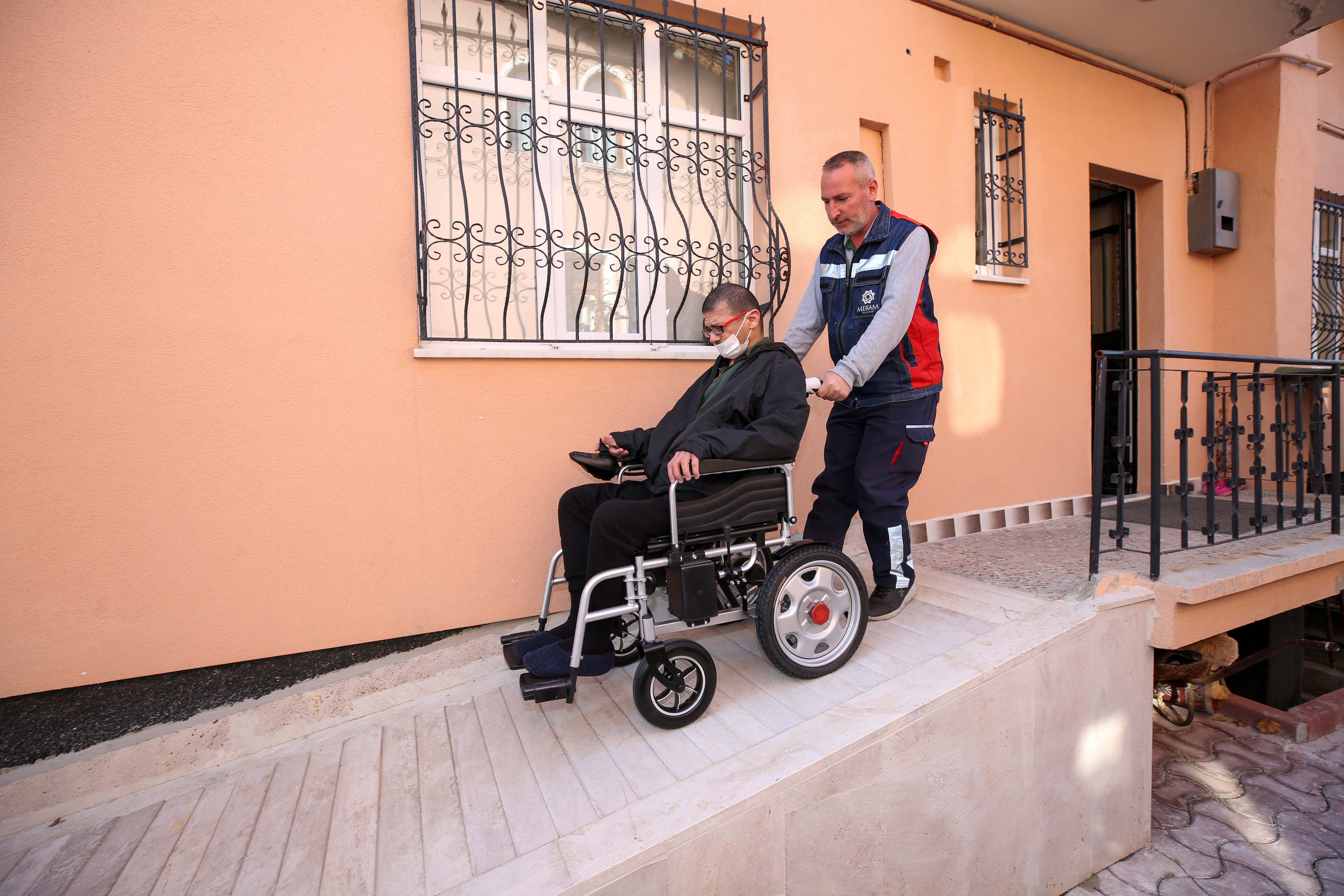 Meram’da Engeller Aşılıyor Engelli Nakil Aracı Hizmette