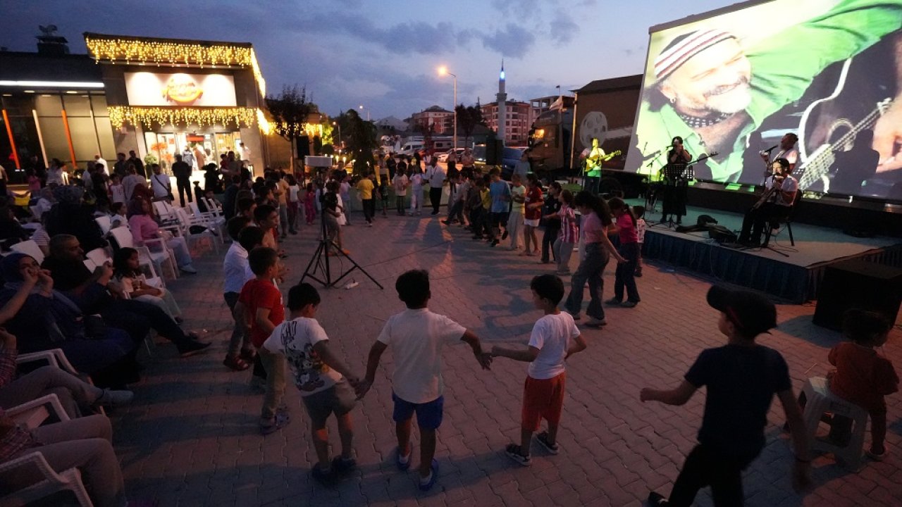 Konya'da Geleneksel Sanatlardan Açık Hava Sinemasına Festival Sürüyor