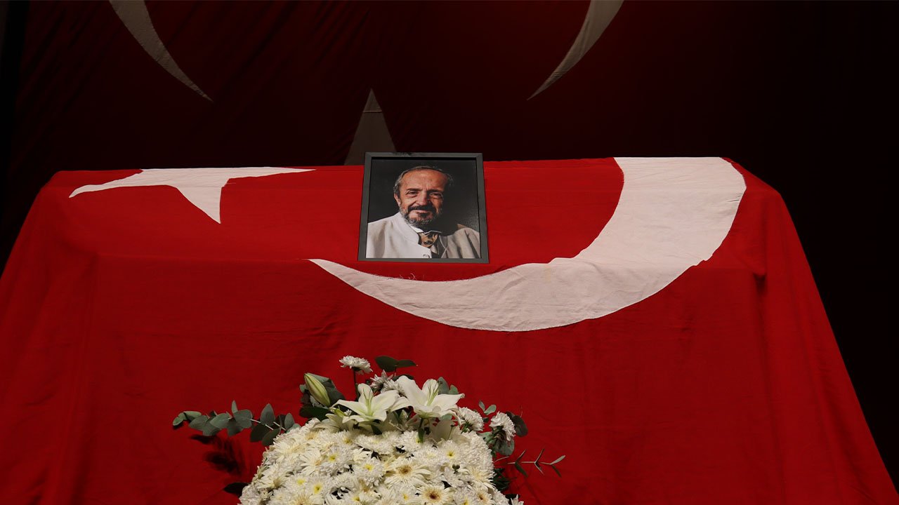 Türk tiyatrosunun acı kaybı: Can Kolukısa, son yolculuğuna uğurlandı
