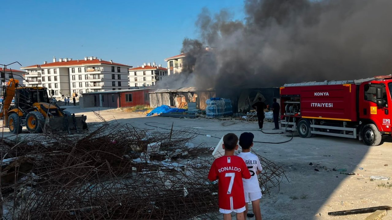 Konya'da şantiye alanındaki konteynerlerde yangın