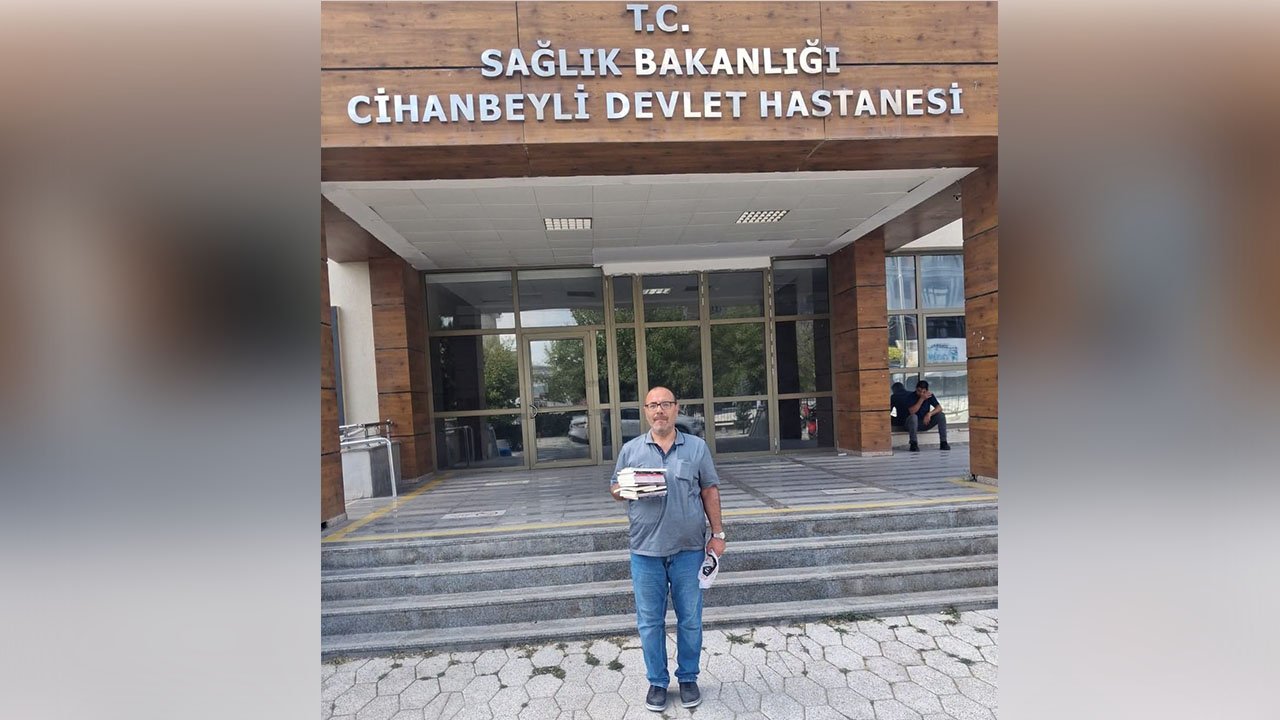 Konya Cihanbeyli’de Örnek Davranış! Lütfi Şahin Hastalara Kitap Hediye Etti