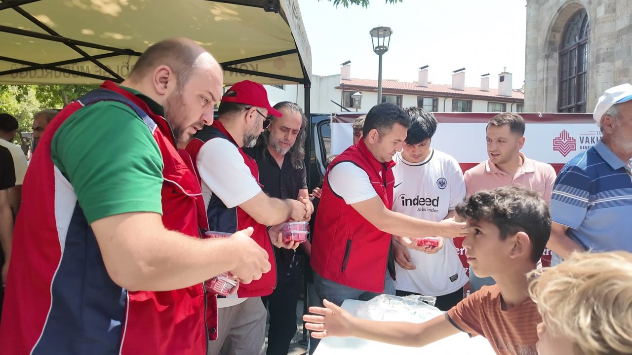 Konya'da hayır şartı gereğince vatandaşlara karpuz ikramı yapıldı!