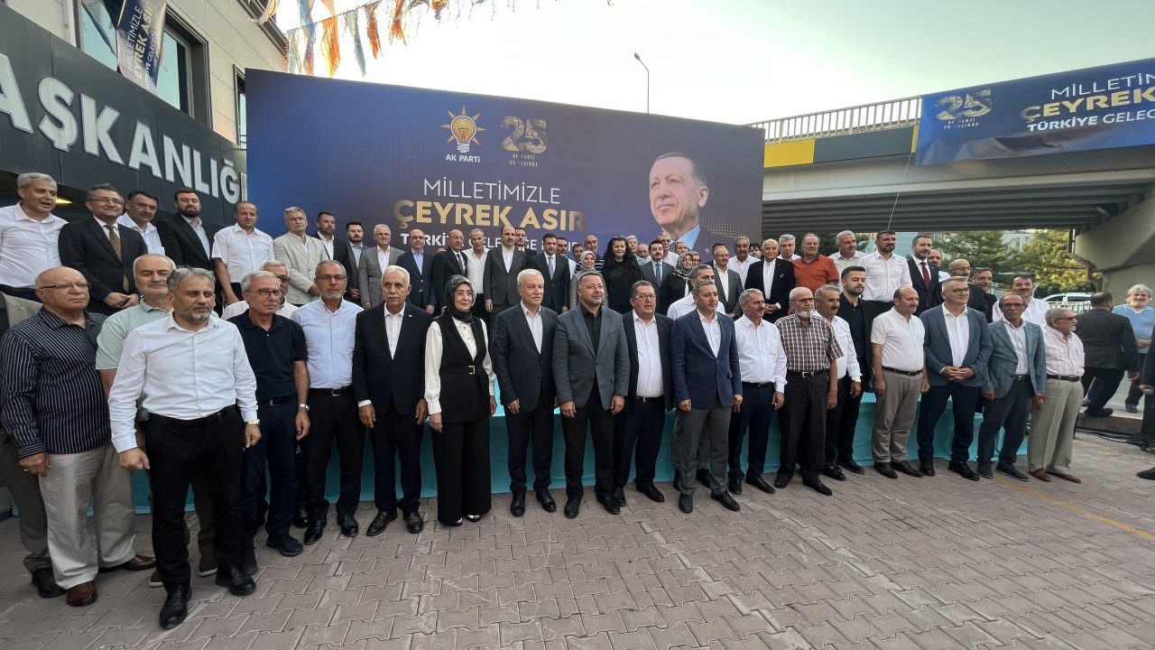 AK Parti'nin 25. Yılında Konya'da Anlamlı Program! Vefat Eden Teşkilat Mensupları İçin Hatim Okundu