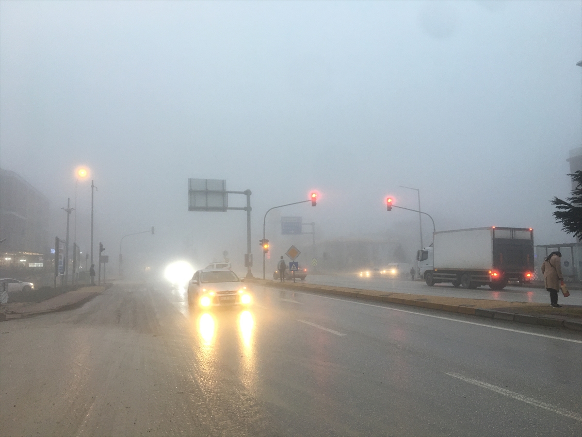 Konya-Ankara kara yolunda sis etkili oluyor