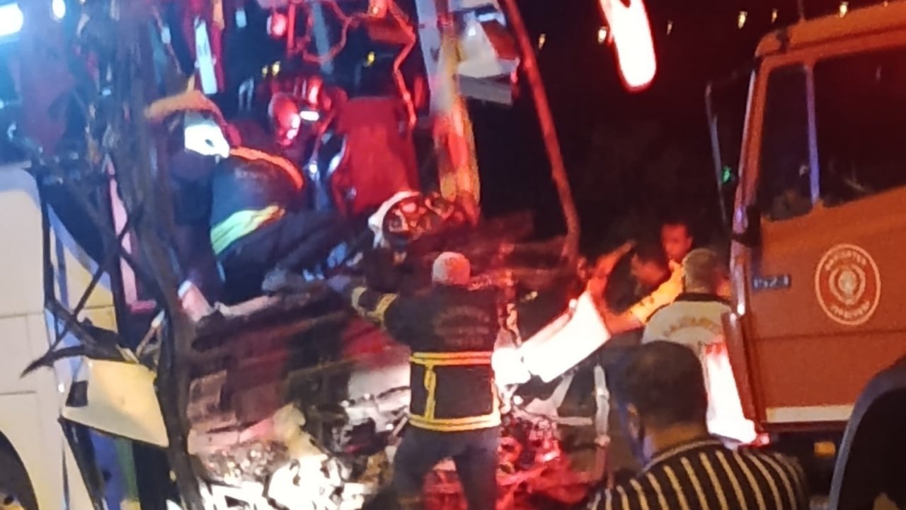 Konya-Kahta yolcu otobüsü tırla çarpıştı: 2 ölü, 22 yaralı