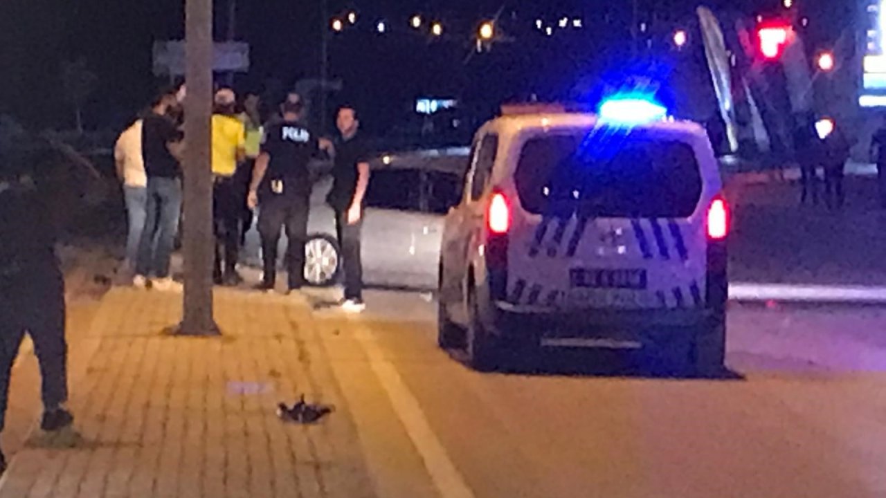 Konya'da kontrolden çıkan otomobil aydınlatma direğini devirdi: 1 yaralı!