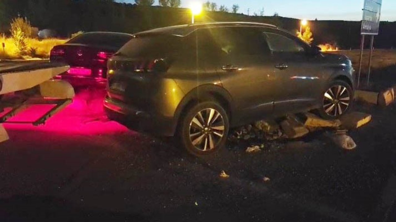 Isparta-Konya kara yolunda iki otomobil kavşakta çarpıştı: 10 yaralı!