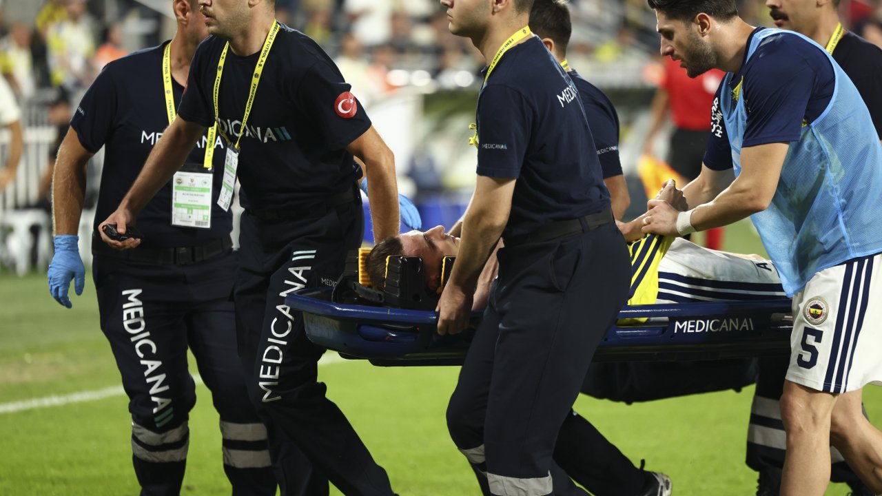 Maçta korkutan an! Kerem Aktürkoğlu, sahayı sedyeyle terk etti