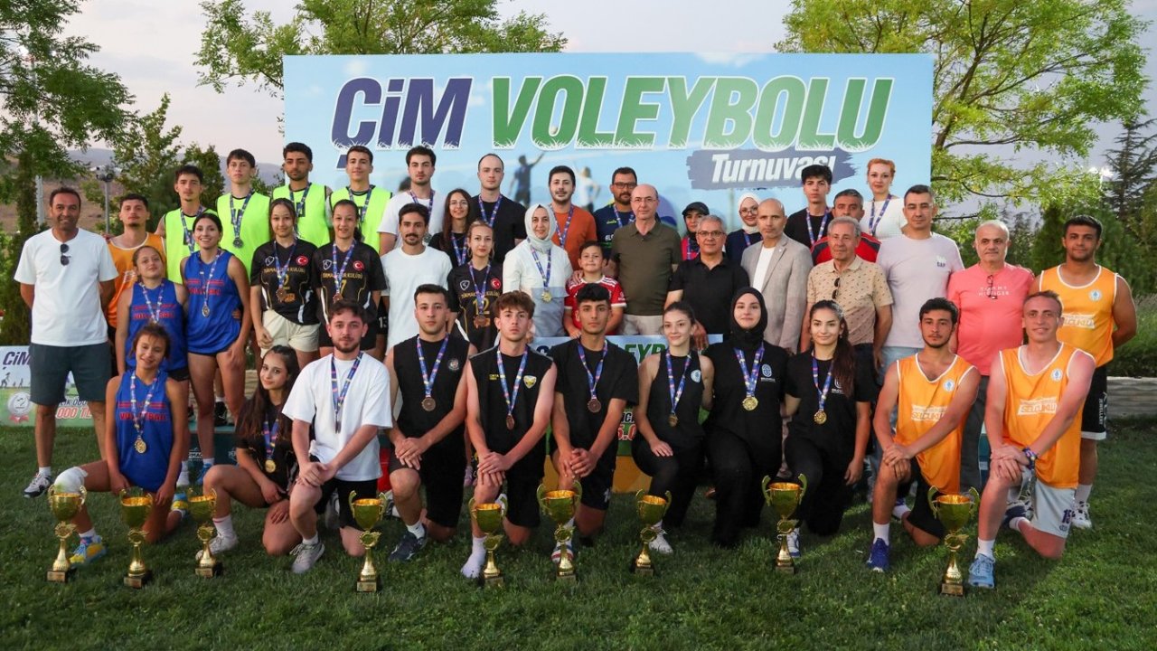 Selçuklu Belediyesi Tarafından Düzenlendi! Çim Voleybolu Turnuvası'nda Final Heyecanı Yaşandı