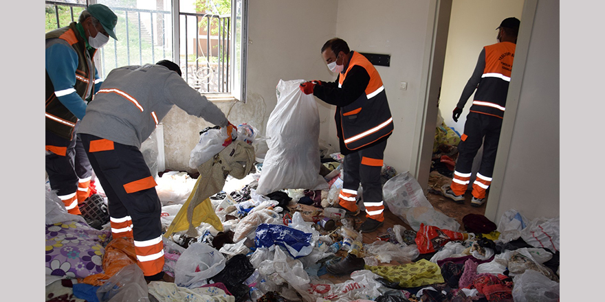 Yalnız yaşayan kadının evinden bir kamyon çöp çıkarıldı