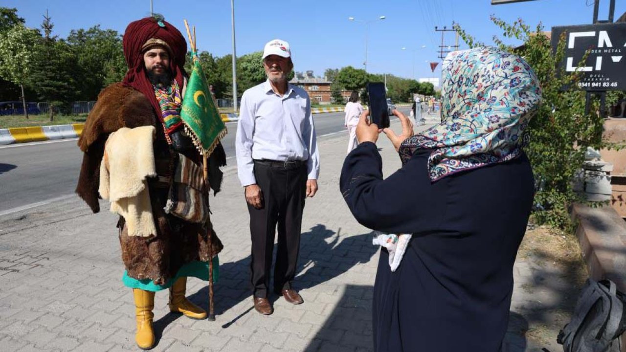 Selçuklu kıyafetini giyip Konya’dan Ahlat’a geldi! Erdoğan’ı görünce…